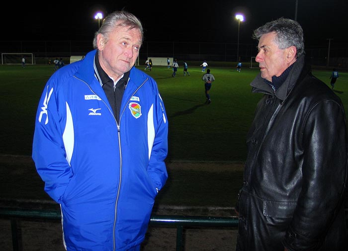 antalya turska 05022005pripreme nogometas hajdukaivica osim trener jeff uniteda iz japana sa nasim kolegom nikicom vukasinom prati utakmicu hajduka i korejskog inchonafoto sinisa sunara-spo-