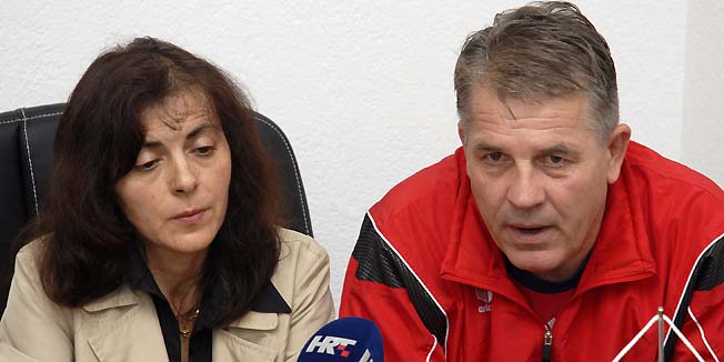 Metkovic, 171008.Konferencija za novinare RK Metkovic.Metkovskom sportskom klubu koji se od 15. svibnja nalazi u stecaju Ustanova sportski objekti Metkovic zabranila do daljnjeg koristenje sportske gradske dvorane Metkovic.Na slici: Zdenka Marusic stecajna upraviteljica kluba i sportski direktor kluba Zdenko Dragovic.Foto: Denis Jerkovic / Cropix