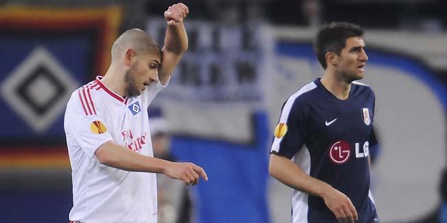 Hamburg's Croatian striker Mladen Petric and Fulham's Hungarian midfielder Zoltan Gera react after the first leg UEFA Europa League semi-final football match Hamburg SV vs Fulham FC in the northern German city of Hamburg on April 22, 2010. The match ended with a 0-0 draw. AFP PHOTO  DDP / DAVID HECKER GERMANY OUT