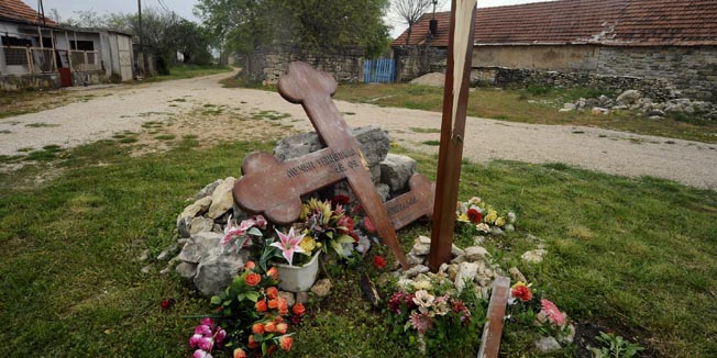 Varivode kod Kistanja ,230410.U mjestu Varivode nocas je razbijen spomen kriz zrtvama stradalim nakon Oluje.Foto: Niksa Stipanicev / CROPIX