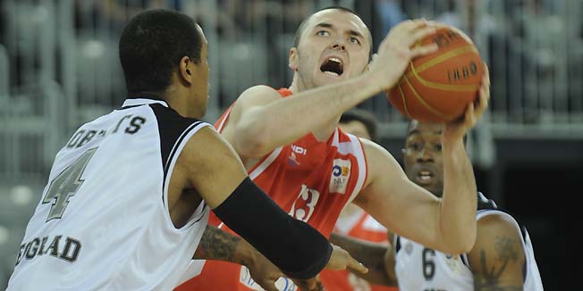 Zagreb, 230410.Arena Zagreb.Final four Nlb lige, zavrsnica kosarkaske regionalne lige, prva polufinalna utakmica izmedju Partizana i Hemofarma.Na slici: Milan Macvan sa loptom pored Roberts Lawrence.Foto: Drago Sopta / CROPIX