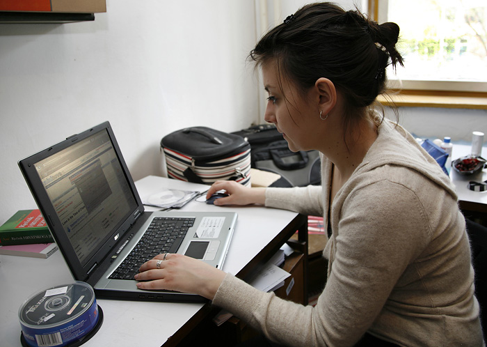 Zagreb, 090308.Prijetnja o ukidanju interneta za one koji koriste Proxy server, a sto je prema ugovoru SC-a sa Carnetom nelegalno. Studentica novinarstva Ana Maria.Foto: Ankica Vrdoljak / Cropix