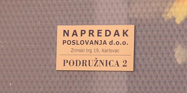 Karlovac, 260410.Napredak Poslovanja.Na ulazu u mali ured u centru Karlovca gdje su dvije karlovacke obitelji podigle pozajmice s lihvarskim kamatama stoji naptis Napredak Poslovanja d.o.o.Foto: Mario Pusic / CROPIX