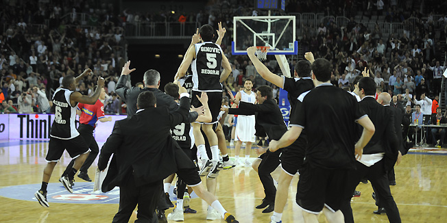 Zagreb, 250410.Arena Zagreb.Zavrsnica kosarkaske regionalne lige, finalna utakmica Nlb lige izmedju Cibone i Partizana.Na slici: 0,6 sekundi prije kraja Kecman igrac Partizana zabio kosa za pobjedu Partizana, slave pobjedu Nlb lige.Foto: Drago Sopta / CROPIX