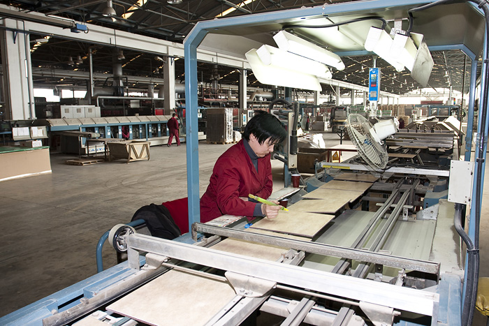 Dvor, 100309.U tvornici keramickih plocica u Rujevcu kod Dvora koja djeluje u sastavu KIO Orahovica dnevno se proizvede izmedju 6 i 7 tisuca metara kvadratnih plocica i gotovo sve ide u izvoz.Foto: Miroslav Kis / CROPIX