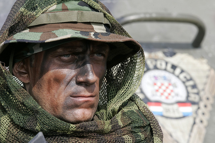 - 2009. U FOTOGRAFIJAMA CROPIX-A - Gasinci, 260209.Zapovjednik Hrvatske kopnene vojske general pukovnik Mladen Kruljac i vojni izaslanik SAD-a u RH brigadir Brendon Mc Aloon na VP Gasinci pratili su vojnu vjezbu pripadnika Operativnog mentorskog tima-prvog  mjesovitog americko-hrvatskog tima na celu s bojnikom Ivanom Galovicem  koji ce biti upucen u Afganistan.Hrvatski vojnik.Foto: Vlado Kos / Cropix