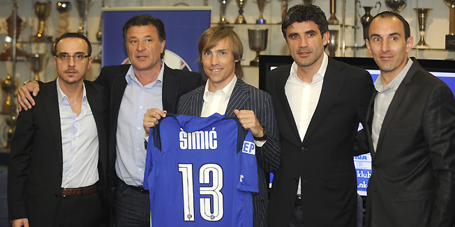 Zagreb, 270410.Maksimirski stadion.Dario Simic novi igrac Dinama, nakon 12 godina, vratio se u maticni klub poslije Intera, Milana i Monaca. Na slici: s lijeva Marko Naletilic menadjer, Zdravko Mamic dopredsjednik, Zoran Mamic sportski direktor i Krunoslav Jurcic trener Dinama.Foto: Drago Sopta / CROPIX