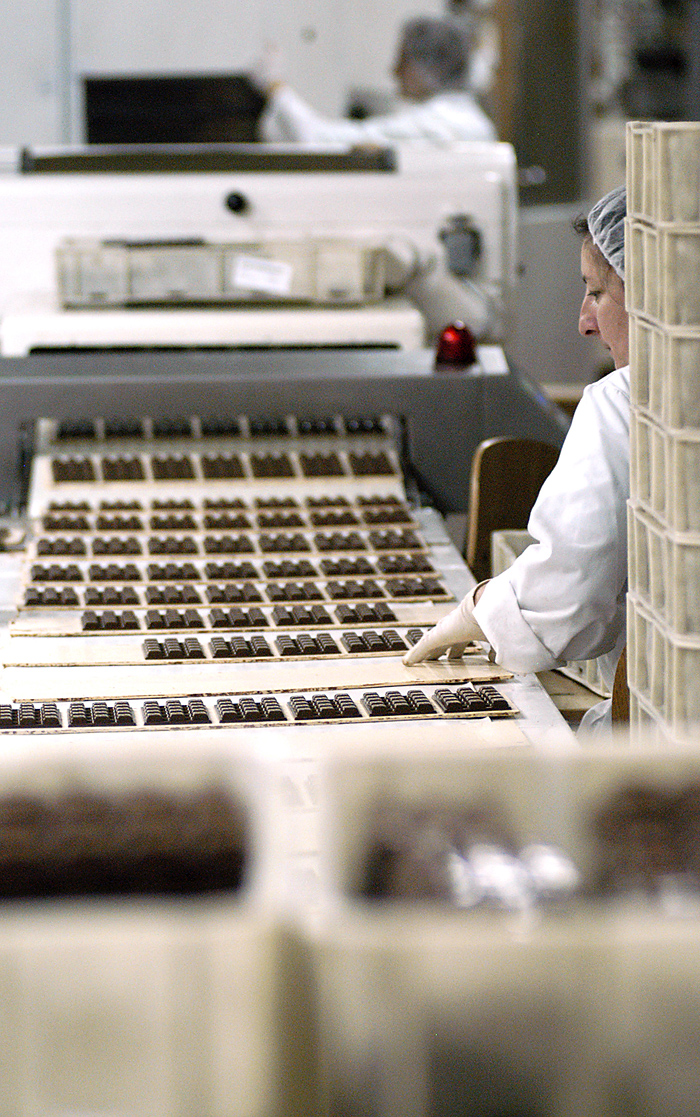 Zagreb, 111207.Pozega, tvornica cokolade Zvecevo. Zvecevo posjeduje nekoliko jakih trgovackih marki, kao sto su: Samo ti, Volim te, Super, Mond, Fantasy, a najjaci brand im je cokolada Mikado. Mikado je bila prva u svijetu cokolada sa rizom.Takodjer proizvode i alkoholna pica: Vinjak Trenk, Brandy, Barun..Zdravko Alvir je predsjednik uprave i vlasnik tvornice cokolade Zvecevo.Na slici: proizvodni pogon tvornice.Foto: Neja Markicevic / CROPIX