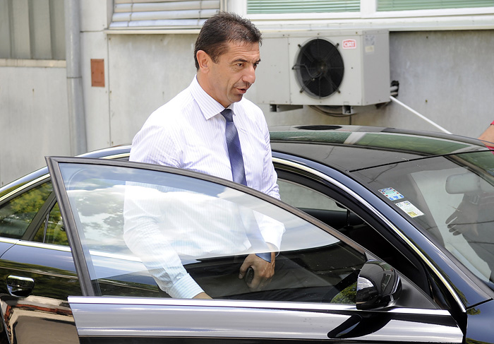 Zagreb, 080809.Klinika za plucne bolesti Jordanovac.Bivsi predsjednik Vlade Republike Hrvatske Ivo Sanader jucer je zavrsio u bolnici zbog upale pluca.Na slici: Darko Milinovic ministar zdrastva ulazi u auto.Foto: Drago Sopta / CROPIX