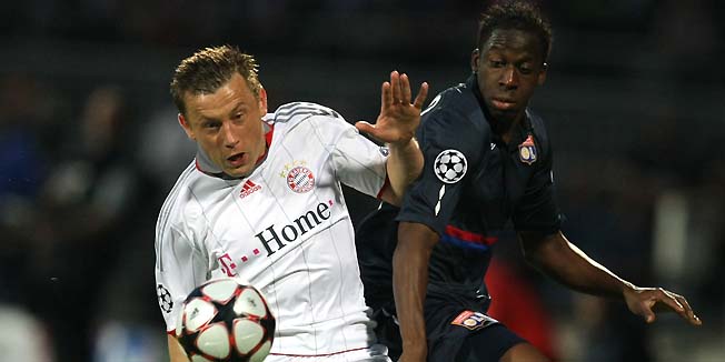 Bayern Munich's Philipp Lahm of Germany, left, fights for the ball with Lyon's Aly Cissokho of France during their Champions League semifinal second leg soccer match between Lyon and Bayern Munich, Tuesday, April 27, 2010, in Lyon stadium, central France. (AP Photo/Lionel Cironneau)