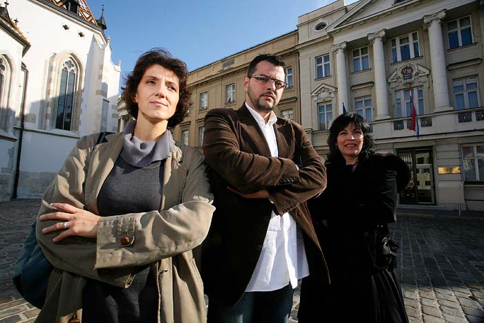 - 2009. U FOTOGRAFIJAMA CROPIX-A - Zagreb, 291009.Novinari HTV-a koji su pred otkaznim rokom zbog svadje sa ravnateljem HTV-a Vanjom Sutlicem, jutros su dosli u Hrvatski sabor na odbor za ljudska prava. Na slici: Maja Sever, Robert Zuber i Lela Knezevic.Foto: Damjan Tadic / CROPIX