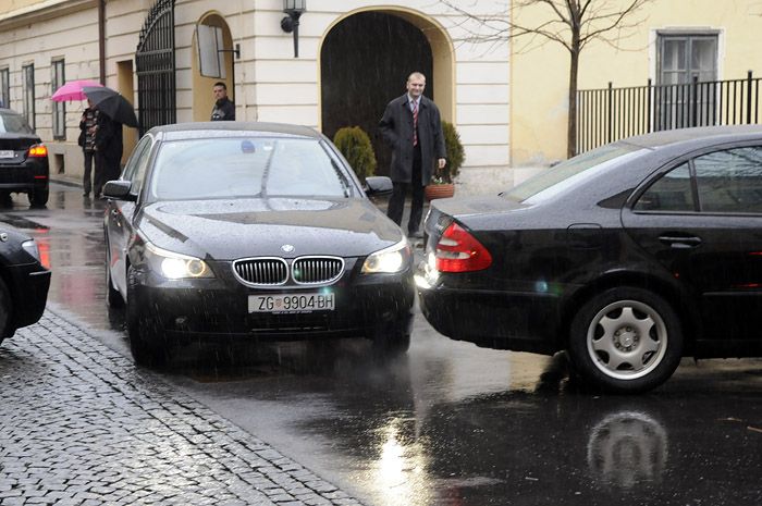 Zagreb, 210109.Drzavna rezidencija u Visokoj ulici 22, sastanak Drzavnog odbora za NATO na kojem su sudjelovali predsjednik Vlade Ivo Sanader, predsjednik Hrvatske Stjepan Mesic i predsjednik Sabora Luka Bebic. U opcoj guzvi sluzbenih automobila na malom prostoru, dvoje ih se uspjelo pogoditi, no na srecu bez posljedica.Foto: Bruno Konjevic / CROPIX