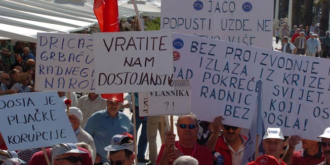Split, 010510.Umjesto uobicajenih proslava 1. svibnja, Medjunarodnog praznika rada, sindikati ce ove subote na trgovima najvecih hrvatskih gradova organizirati prosvjede protiv neodrzivog gospodarskog i socijalnog stanja u zemlji. Na slici: prosvjed na splitskoj riviFoto: Fedja Klaric / CROPIX