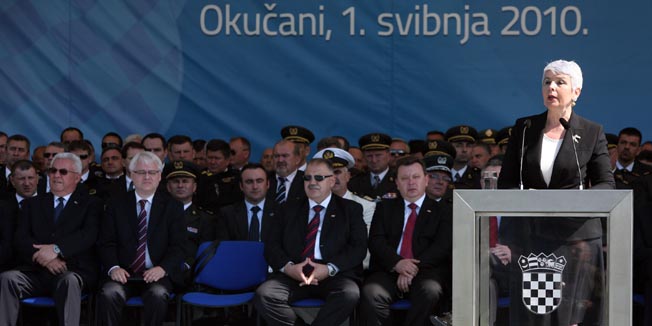 Okucani, 010510.U Okucanima obiljezena je 15. obljetnica Vojno-redarstvene operacije Bljesak u kojoj je u samo 31 sat oslobodjeno oko 500 cetvornih kilometara podrucja okupiranog od strane domicilnih Srba i Jugo vojske. U operaciji su poginula 42 pripadnika OS RH. Vijence su polozili predsjednik Republike Hrvatske Ivo Josipovic, predsjednica Vlade Jadranka Kosor i Luka Bebic, predsjednik Hrvatskog sabora kao i udruge proizasle iz Domovinskog rata.Na slici Jadranka KosorFoto: Danijel Soldo / CROPIX