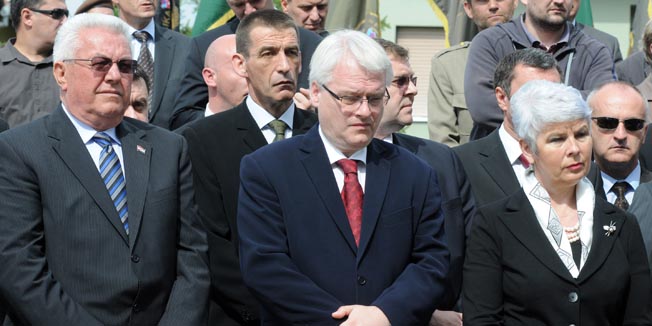 Borovo, 020510.Vrh drzave okupio se na 19. obljetnici pogibije 12 hrvatskih policajaca u selu Borovo kod Vukovara. Na fotografiji: predsjednik sabora Luka Bebic, predsjednik RH Ivo Josipovic i premijerka Jadranka Kosor.Foto: Damir Glibusic / CROPIX