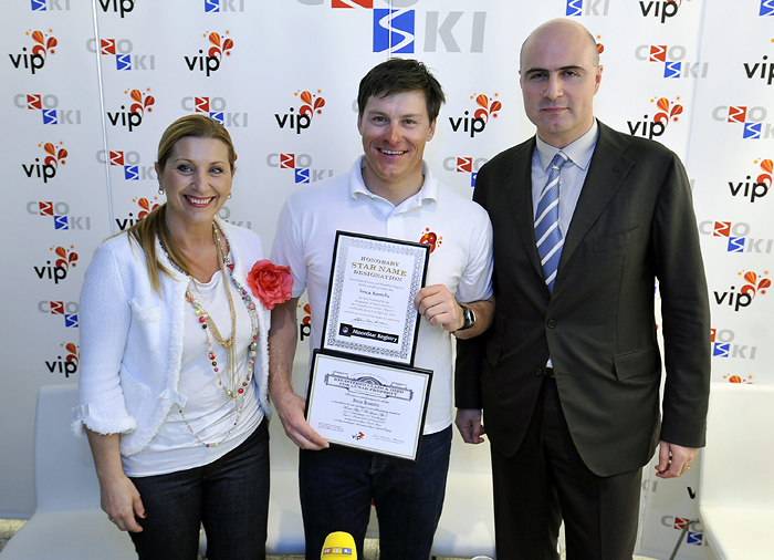 Zagreb, 300410.Press konferencija na kojoj su VIP i skijaski savez objavili obnovu sponzorskog ugovora. Na press konferenciji je Ivici Kostelicu dodjeljen VIPov poklon - zemljiste na mjesecu i jedna zvijezda s njegovim imenom. Na slici:  Dubravka Jusic, Ivica Kostelic i predsjednik uprave VIPneta Mladen Pejkovic.Foto: Marko Miscevic / CROPIX