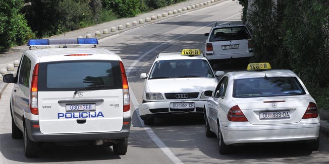 Dubrovnik, 020510.Danas su se u blizini hotela Dubrovnik Palace sudarila dva taksija.Foto: Zeljko Tutnjevic / DUBROVACKI VJESNIK / CROPIX