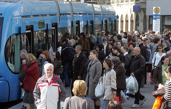 160307 zagreb trg bana jelacica guzva za tramvaj zagrebcani zagreb foto goran mehkek-zag-