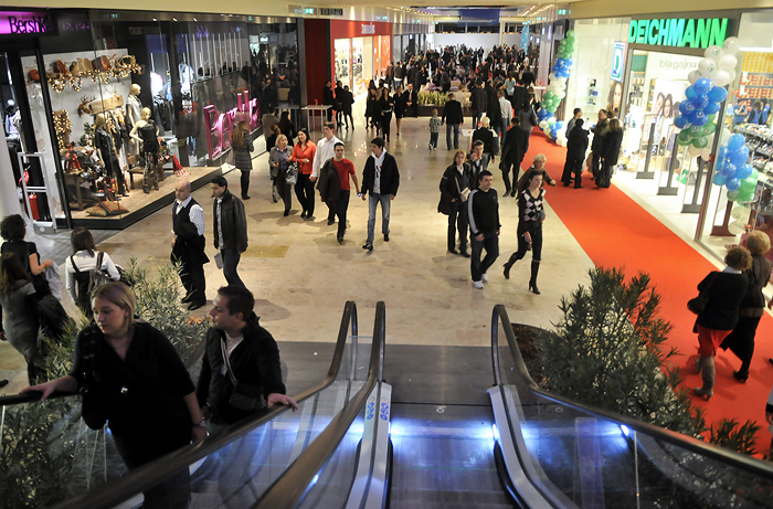 Zapresic, 111109.U Zapresicu, pokraj autoputa, otvorio se novi, najveci shopping centar u Hrvatskoj, a i sire, West Gate. Hrvati su pohrlili u novi shopping centar na otvorenje.Foto: Bruno Konjevic / CROPIX