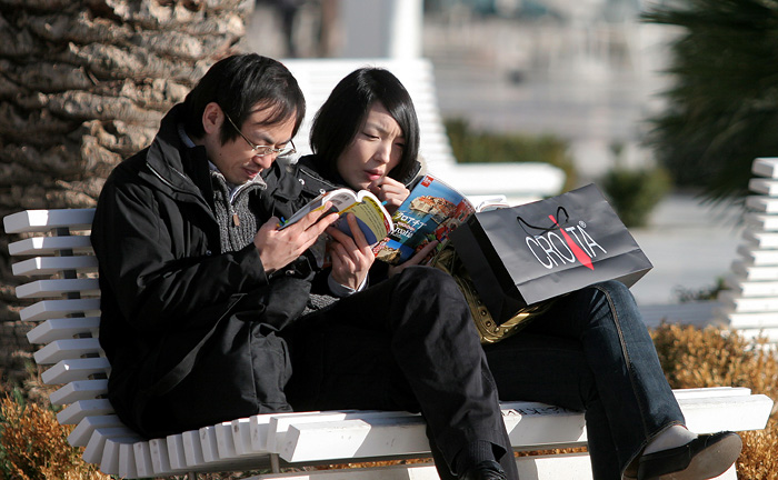 Split, 061207.Sve veci broj Kineza mozemo sresti u Splitu, kako setaju, razgledavaju i kupuju hrvatske proizvode poput popularne Croata kravate.Foto : Duje Klaric / Cropix