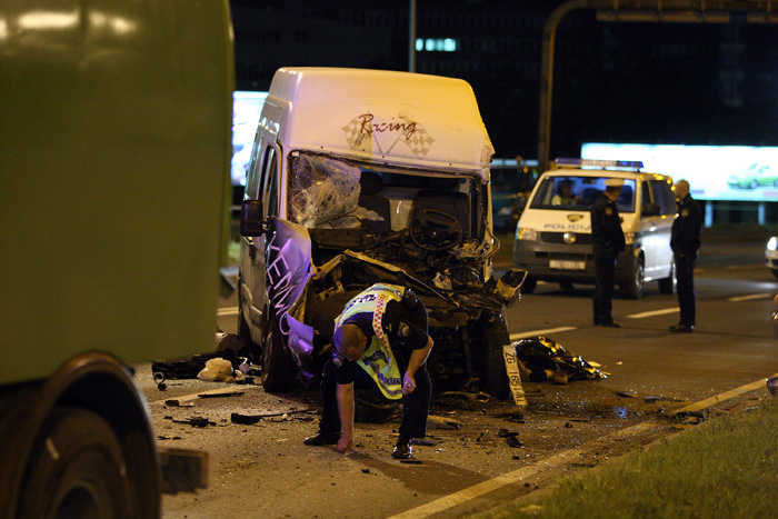 Zagreb,150510.Slavonska avenija.Prometna nesreca u kojoj je sudjelovlali kamin cistoce i kombi.U prometnoj je zivot izgubio voza kombija.Foto: Davor Pongracic /  CROPIX