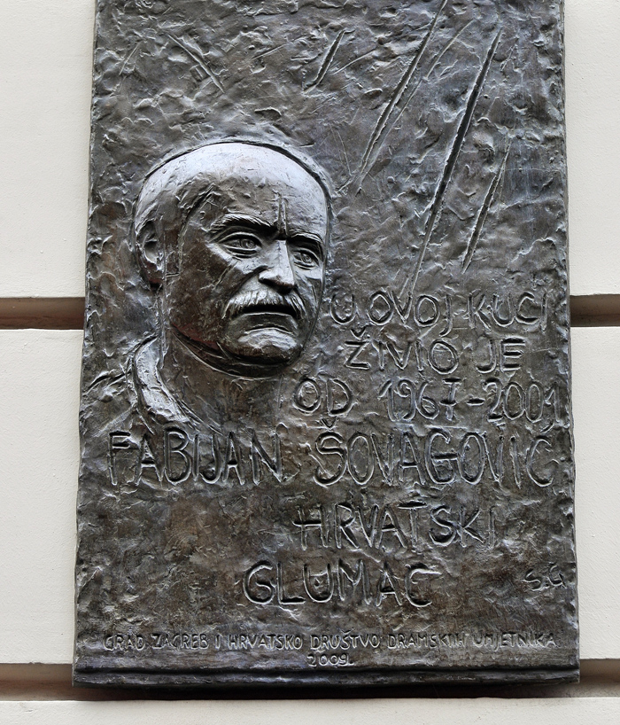 Zagreb,150510.Mesnicka ulica.Otkrivanje spomen ploce glumcu Fabijanu Sovagovicu  na obiteljskoj kuci.Foto: Boris Kovacev / CROPIX