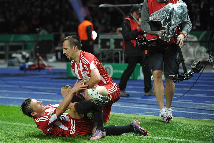 RESTRICTIONS / EMBARGO - ONLINE CLIENTS MAY USE UP TO SIX IMAGES DURING EACH MATCH WITHOUT THE AUTHORISATION OF THE DFB. NO MOBILE USE DURING THE MATCH AND FOR A FURTHER TWO HOURS AFTERWARDS IS PERMITTED WITHOUT THE AUTHORISATION OF THE DFB.Bayern Munich's French midfielder Franck Ribery (R) celebrates scoring with Croatian striker Ivica Olic during the DFB German Cup final football match Werder Bremen vs Bayern Munich in Berlin on May 15, 2010.    AFP PHOTO DDP / LENNART PREISS  GERMANY OUT