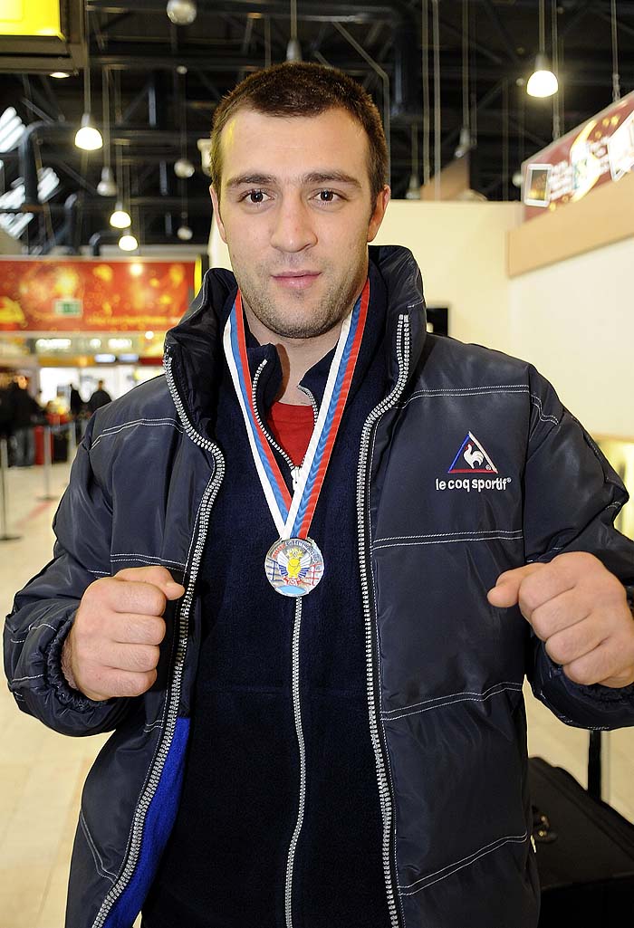 Zagreb, 151208.Zagrebacki aerodrom, povratak Marka Tomasovica iz Moskve gdje je osvojio srebrenu medalju na Svjetskom kupu 8 najboljih boksaca iz svih kategorija.Na slici: Marko Tomasovic sa medaljom.Foto: Damir Krajac / CROPIX