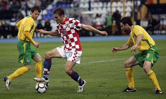 Osijek,230510.Stadion Gradski vrt.Prijateljska utakmice Hrvatska - Wales. Na slici: Nikica Jelavic, Morgan Craig (5).Foto: Igor Sambolec / CROPIX 