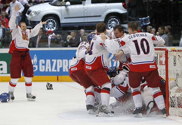 Players of the Czech Republic celebrate their victory over Russia in their gold medal game at the Ice Hockey World Championships in Cologne May 23, 2010.  REUTERS/Petr Josek  (GERMANY - Tags: SPORT ICE HOCKEY)