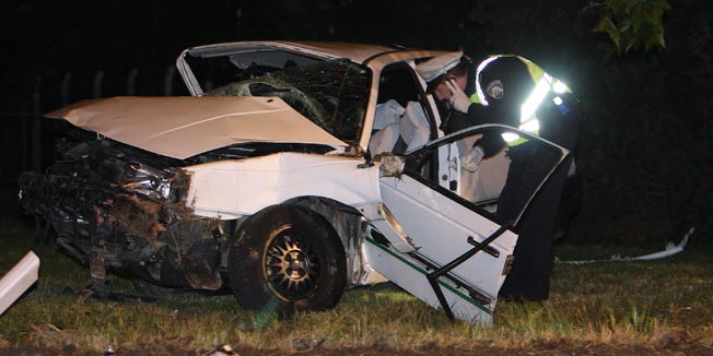 Osijek, Josipovac, 250510.Teska prometna nesreca u Josipovcu nedaleko od Osijeka u kojoj su sinoc poginule dvije osobe.U direktnom sudaru dvaju osobnih automobila djevojka na mjestu suvozaca je poginula na mjestua vozac je preminuo u osjeckoj bolnici.Na fotografiji: policijski ocevid na vozilu u kojemu su poginuli vozac i putnica.Foto: Vlado Kos / Cropix