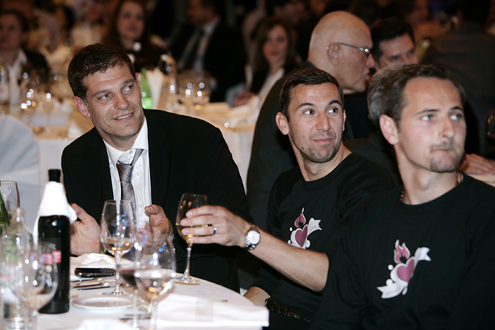 Zagreb, 240510.Zaklada Vatreno Srce koju su osnovali izbornik Slaven Bilic i igraci hrvatske nogometne reprezentacije odrzava Gala vecer u hotelu Sheraton. Na finalnoj aukciji prodavati ce se sportski rekviziti od hrvatskih nogometnih igraca. Prikupljena sredstva namijenjena su djeci kojoj je potrebna pomoc, bilo da je rijec o bolesnoj djeci ili onoj koja su talentirani sportasi, a treba im potpora. Na slici: Slaven Bilic, Dario Srna i Josip Simunic.Foto: Vedran Peteh / Gloria / CROPIX