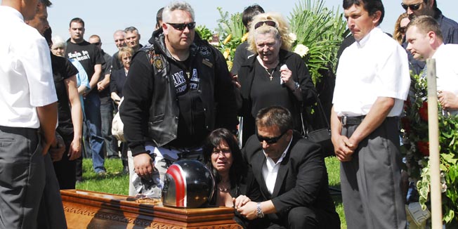 Zagreb, Donja Pupcina, 260510.Sprovod Sase Leskovcanina, decka nestale Martine Horvat, za ciji je nestanak bio i osumnjicen. Samoubojstvo je pocinio na svom imanju iza Lanista.Foto: Milivoj Keber / CROPIX