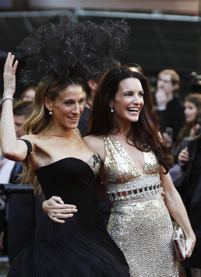 U.S. actress Sarah Jessica Parker, left, and Kristin Davis pose for the photographers as they arrive for the British premiere of their film 'Sex and the City 2', at a central London cinema, on Thursday, May 27, 2010. (AP Photo/Lefteris Pitarakis)
