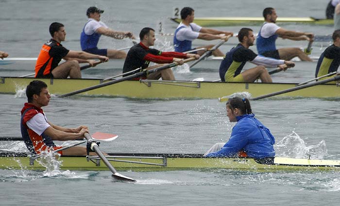 Split, 080510.Medjunarodna veslacka regata Sveti Duje tradicionalno se odrzava i ove godine u kastelanskom zaljevu. Na regatnom polju nastupit ce veslaci s brojnih sveucilista iz Hrvatske i inozemstva. Najzanimljivije svakako je dolazak cuvenih veslackih ekipa Oxforda i Cambridga.Ovogodisnji pobjednici u osmercu su veslaci sveucilista Split.Foto: Duje Klaric / CROPIX