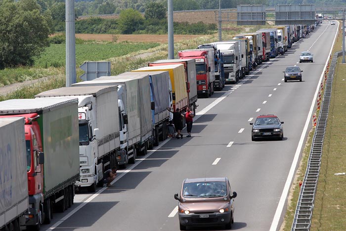 bajakovo,300607na granicnom prijelazu bajakovo kolona kamiona preko 4 kilometrafoto damir glibusic / cropix-desk-