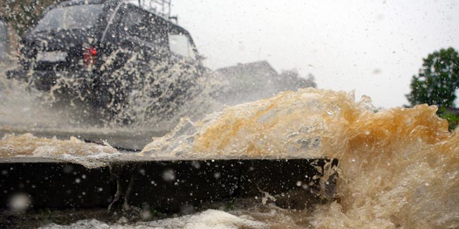 Slavonski Brod, 310510.Obilne kise posljednjih dana uzrok su poplava i velikih problema za gradjane pojedinih naselja u Slavonskom Brodu a i iducih par dana ne ocekuje se smanjenje padalina.Na slici: voda izbija na ulicu u naselju Tomica.Foto: Danijel Soldo / CROPIX