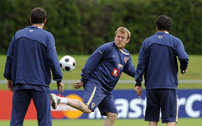 Oberwart, 170608.Otvoreni trening Hrvatske nogometne reprezentacije u austijskom mjestu Oberwart nedaleko od Bad Tatzmannsdorfa tokom Europskog nogometnog prvenstva EURO 2008 u Austriji i Svicarskoj, Robert Prosinecki pom. trener tokom treninga sa Bilicem i Jurcevicem.Foto: Drago Sopta / CROPIX