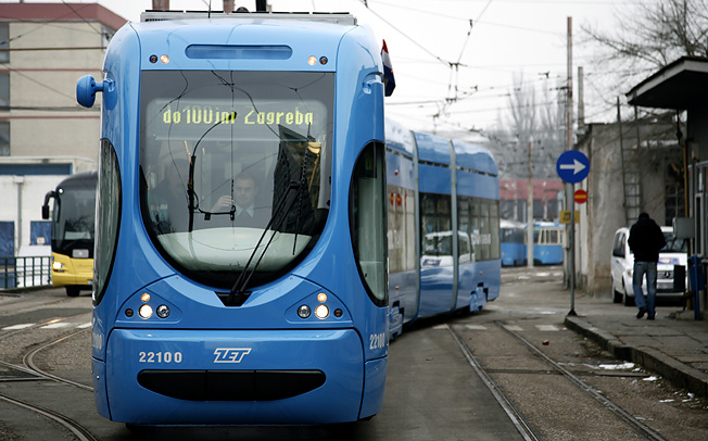 Zagreb, 060109.Zagrebacki gradonacelnik Milan Bandic pustio je u promet, stoti niskopodni tramvaj. Voznja je pocela na Remizi a zavrsila na Trgu bana Josipa Jelacica. Foto: Ankica Vrdoljak / CROPIX