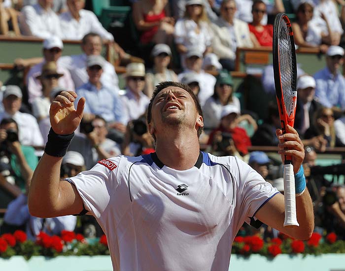Sweden's Robin Soderling reacts after he defeated Czech Tomas Berdych during their men's semi-final match  in the French Open tennis championship at the Roland Garros stadium, on June 4, 2010, in Paris.  Soderling won 6-3, 6-3, 3-6, 5-7, 6-3.  AFP PHOTO PATRICK KOVARIK