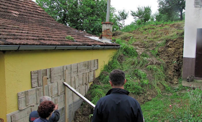 Slavonski Brod, 040610.U Ulici Kukanj, u Podvinju, odron zemlje zatrpao je dio kuce obitelji Bardak.Foto: Zeljko Muzevic