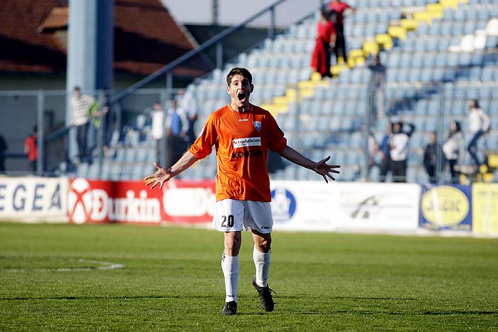 Varazdin, 070410.Na gradskom stadionu u Varazdinu igra se utakmica polufinala Kupa Hrvatske izmedju Varteksa i Sibenika. Utakmica je zavrsila pobjedom Sibenika 2:0.Na slici: Arijan Ademi slavi pobjedu.Foto: Zeljko Hajdinjak / CROPIX