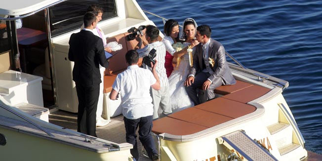 Rijeka, 050610.Danas su se na brodu Zuti ispred rijeckog hotela Jadran vjencali grobnicki nogometas (trenutacno igrac Hajduka iz Splita) Ahmad Sharbini i Dragana Jankovic. Ahmadov kum je bio njegov brat Anas, takodjer igrac Hajduka. Slavlje je nastavljeno u hotelu Jadran sa oko stotinu i dvadeset gostiju -  rodbine mladenaca i prijatelja nogometasa.Foto: Zeljko Sop / CROPIX