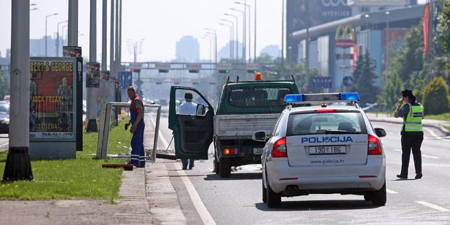 Zagreb, 060610.Jutros oko 8 sati na Zagrebackoj aveniji dogodila se teza prometna nesreca. Zbog nesrece za sav promet bila je zatvorena dionica avenije u smjeru istoka do 10 sati. Na slici: policija vrsi ocevid.Foto: Neja Markicevic / CROPIX