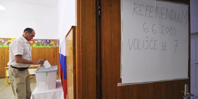 Ljubljana, 060610.U Sloveniji se danas odrzava referendum o zakonu o ratifikaciji arbitraznog sporazuma izmedu vlade Republike Slovenije i Republike Hrvatske. Na slici: glasovanje.Foto: Marko Miscevic / CROPIX