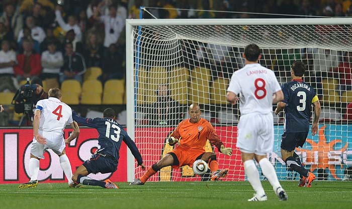 England's midfielder Steven Gerrard (L) scores the opening goal against USA during the Group C first round 2010 World Cup football match England vs. USA on June 12, 2010 at Royal Bafokeng stadium in Rustenburg. NO PUSH TO MOBILE / MOBILE USE SOLELY WITHIN EDITORIAL ARTICLE -    AFP PHOTO / PAUL ELLIS