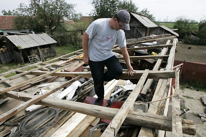 Viljevo, Donji Miholjac, 170610.Olujno nevrijeme s ledom velicine oraha i velikom kolicinom kise jucer u 17,30 sati poharalo je selo Viljevo u blizini Donjeg Miholjca. Mjestani Viljeva pretrpili su velike stete na stambenim objektima, vocnjacima i poljoprivrednim povrsinama. Stetu je pretrpilo vise od 50 stambenih objekata a cjelokupna steta se procjenjuje na vise od 10 milijuna kuna.Na fotografiji: jedan od unistenih krovova u Viljevu.Foto: Vlado Kos / Cropix