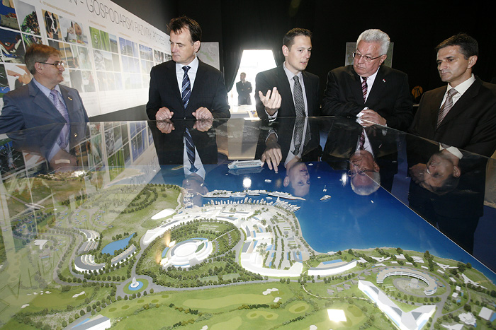 Zagreb, 060510.Vlasnik tvrtke Profectus Vicenco Blagaic je predstavio Predsjedniku Sabora Luki Bebicu Hrvatski san u paviljonu 2 zagrabackog Velesajma - trenutacno najveci europski turisticki projekt vrijedan 5 milijardi eura koji bi se trebao izgraditi na lokaciji Cetiri sestrice u Dubrovackom primorju. Na fotografiji: Vicenco Blagaic i Luka Bebic.Foto: Ranko Suvar / CROPIX