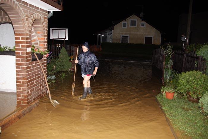 Koprivnica, 170610.Zbog olujnog nevremena koje je u vecernjim satima zahvatilo koprivnicko podrucje poplavljena je i zatvorena  drzavna cesta kod mjestaa Staglinec i Glogovac. Vatrogasci i policija spasavali su ljude i automobile koji su upali u vodenu klopku.Na slici: Poplavljene kuce u Starigradu kod Koprivnice.Foto: Karlo Eisenbeisser / PODRAVSKI LIST / CROPIX
