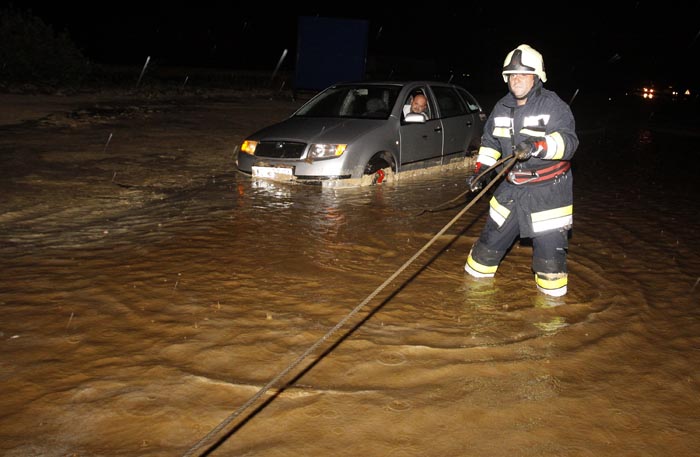 Koprivnica, 170610.Zbog olujnog nevremena koje je u vecernjim satima zahvatilo koprivnicko podrucje poplavljena je i zatvorena  drzavna cesta kod mjestaa Staglinec i Glogovac. Vatrogasci i policija spasavali su ljude i automobile koji su upali u vodenu klopku.Na slici: Vatrogasci izvlace automobile na polavljenoj magistrali D2 kod Koprivnice.Foto: Nikola Wolf / PODRAVSKI LIST / CROPIX